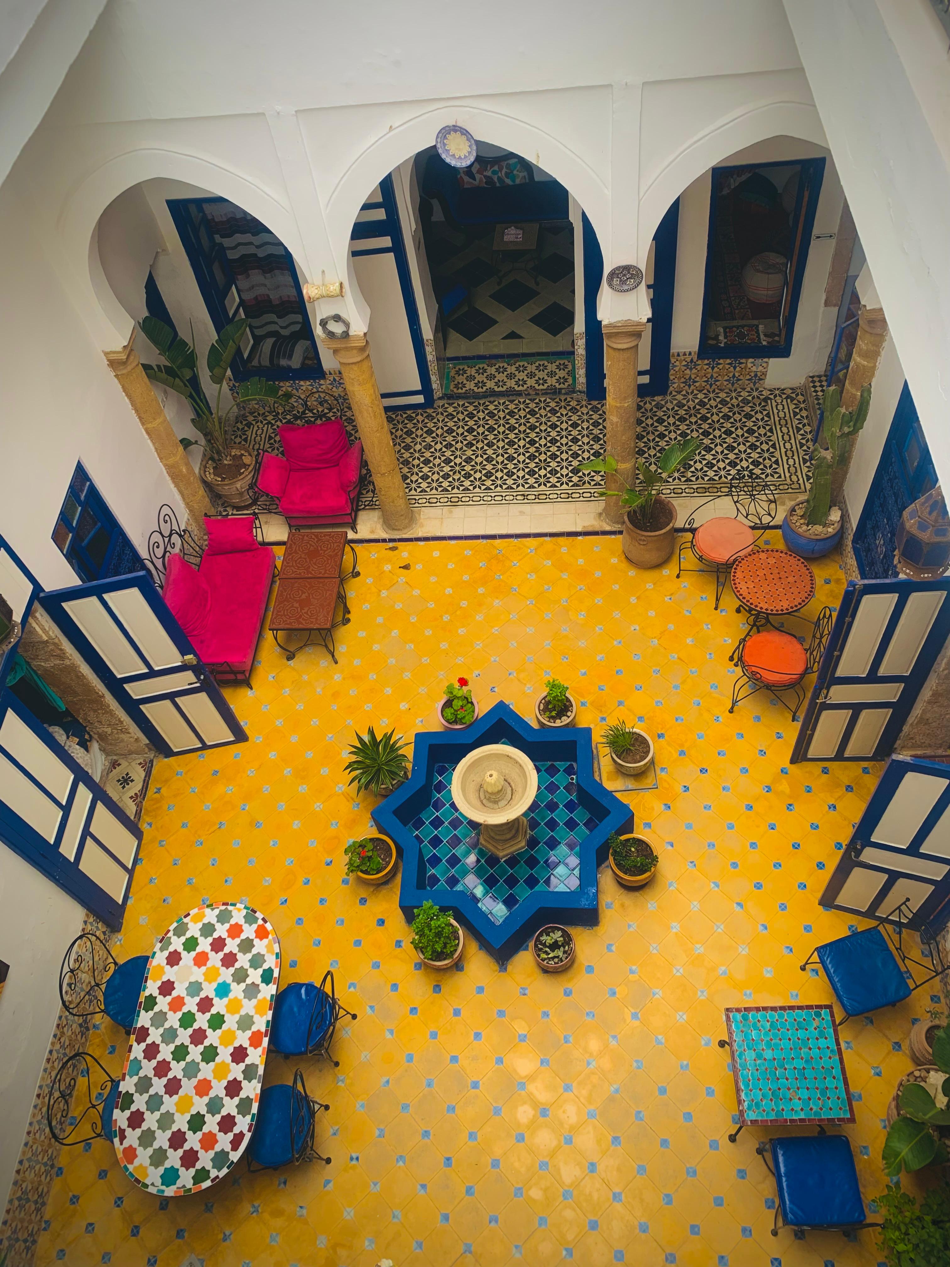 Patio traditionnel avec fontaine